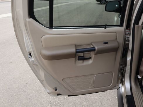 Used 2004 Ford Explorer Sport Trac XLT image 25