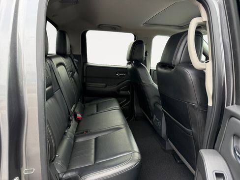 Used 2023 Nissan Frontier SV w/ SV Premium Package image 18