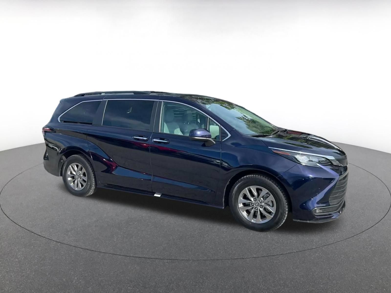 Used 2025 Toyota Sienna XLE FWD image 2
