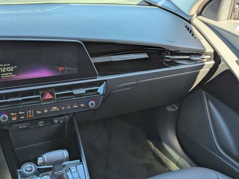 New 2025 Kia Niro EX Touring image 17