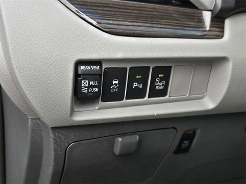 Used 2017 Toyota Sienna XLE image 20