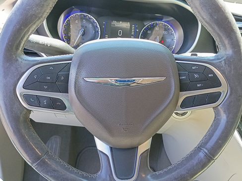 Used 2020 Chrysler Pacifica Touring-L w/ Tire & Wheel Group FWD image 25
