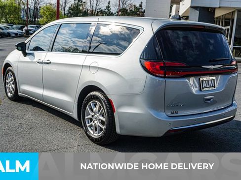 Used 2024 Chrysler Pacifica Touring-L FWD image 4