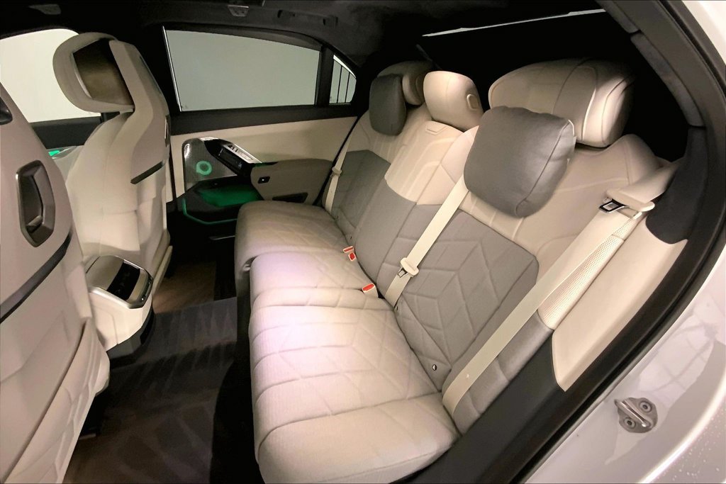 Certified 2023 BMW i7 xDrive60 AWD/4WD image 13