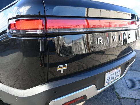 Used 2023 Rivian R1T Adventure image 17