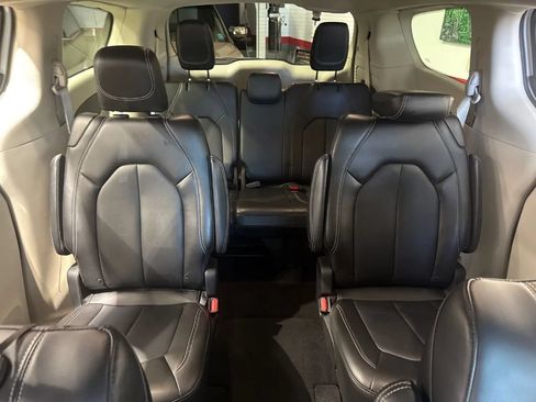 Used 2023 Chrysler Pacifica Touring-L FWD image 35