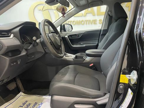 Used 2021 Toyota RAV4 LE AWD/4WD image 9