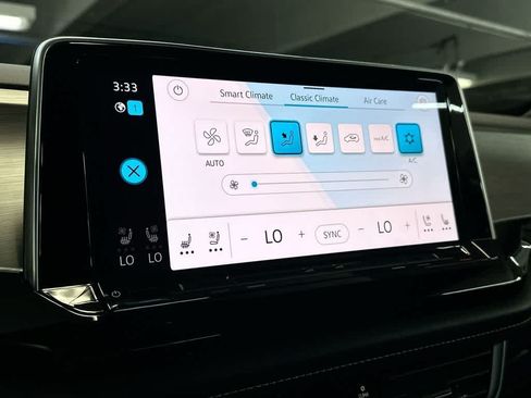 Certified 2024 Volkswagen Atlas Cross Sport SE FWD image 20