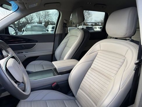 Used 2024 Lincoln Nautilus Reserve image 12