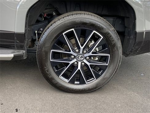 Used 2024 Lexus GX 550 image 9