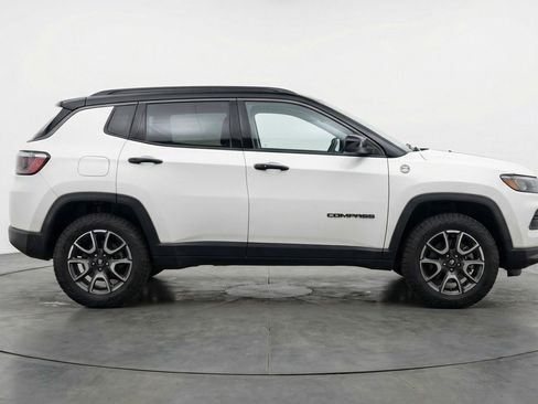 Used 2025 Jeep Compass Trailhawk image 11