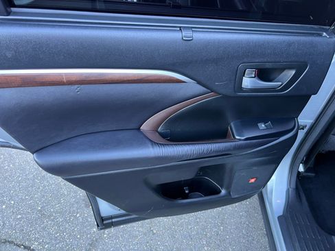 Used 2016 Toyota Highlander Limited w/ Preferred Accessory Package image 23