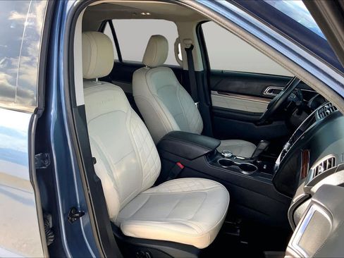 Used 2019 Ford Explorer Platinum AWD/4WD image 9