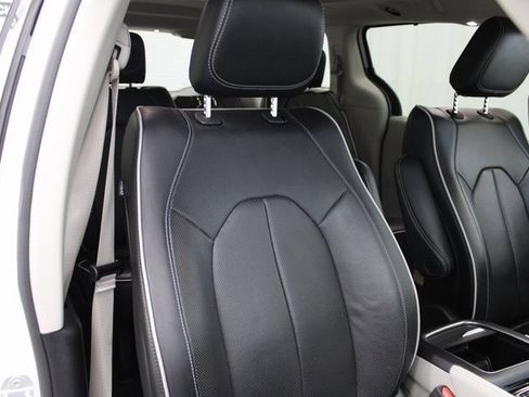 Used 2022 Chrysler Pacifica Limited image 32