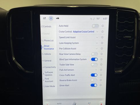 Used 2024 Ford Ranger Lariat w/ Advanced Towing Package image 10