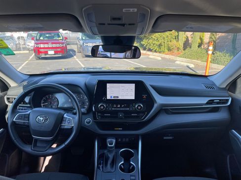 Used 2025 Toyota Highlander LE image 36