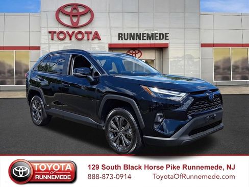Certified 2022 Toyota RAV4 XLE Premium AWD/4WD image 1