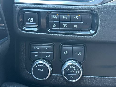 Used 2025 GMC Yukon Denali AWD/4WD image 33