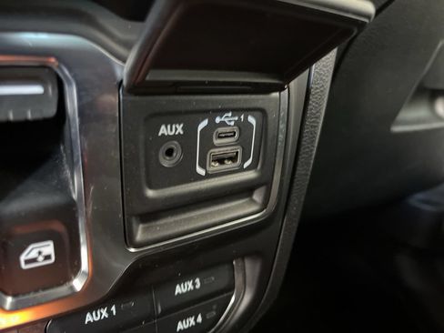 Used 2022 Jeep Wrangler Rubicon w/ Cold Weather Group AWD/4WD image 32