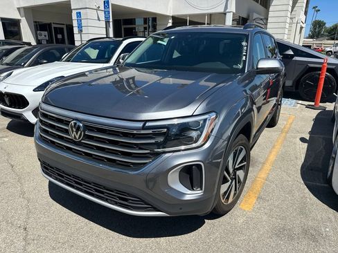 Used 2025 Volkswagen Atlas SE FWD image 2