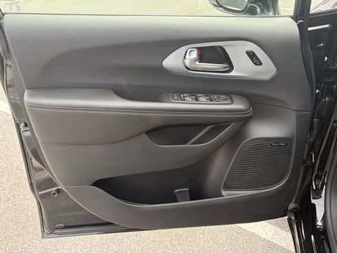 New 2026 Chrysler Pacifica Limited w/ Uconnect Theater Family Group FWD image 50