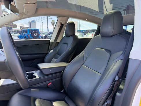 Used 2022 Tesla Model Y Long Range image 11