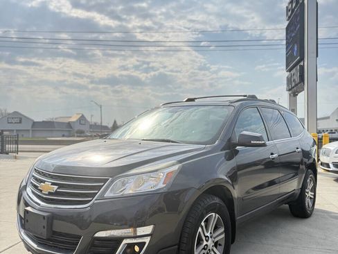 Used 2017 Chevrolet Traverse LT image 3