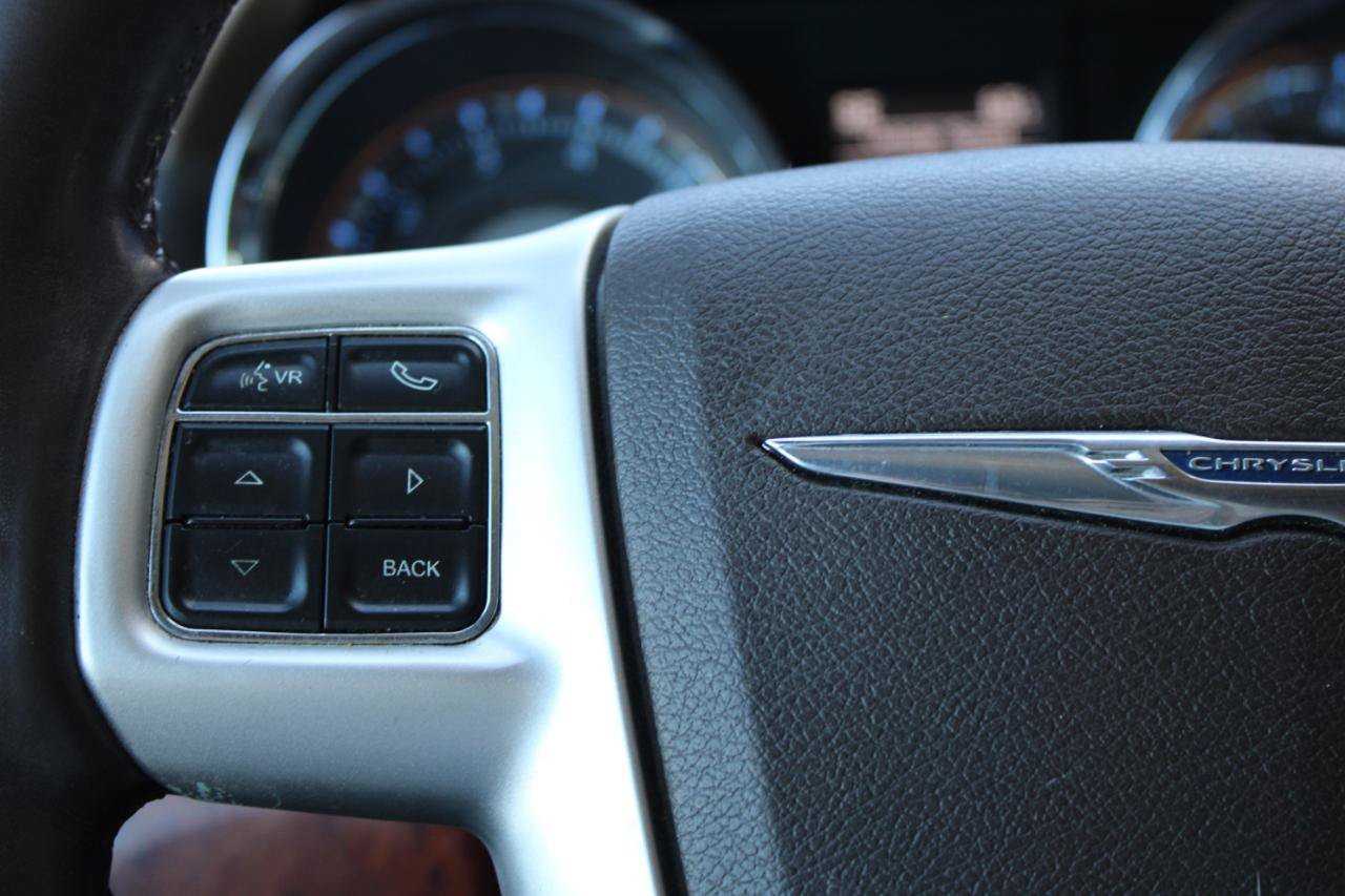 Used 2015 Chrysler Town & Country Touring-L w/ Driver Convenience Group FWD image 18