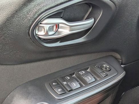 Used 2017 Jeep Cherokee Latitude w/ Cold Weather Group AWD/4WD image 22