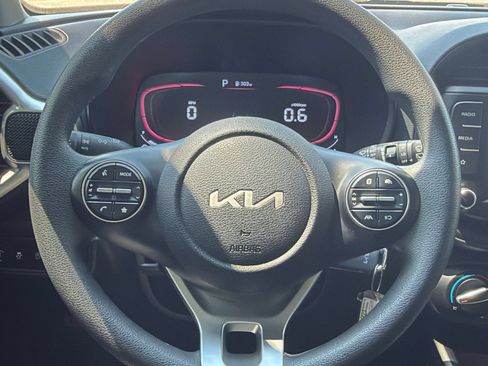 Used 2025 Kia Soul LX w/ LX Technology Package FWD image 25