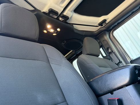 Used 2023 Jeep Gladiator Sport AWD/4WD image 16