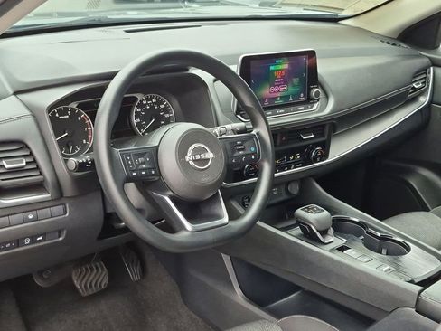 Used 2024 Nissan Rogue SV FWD image 2