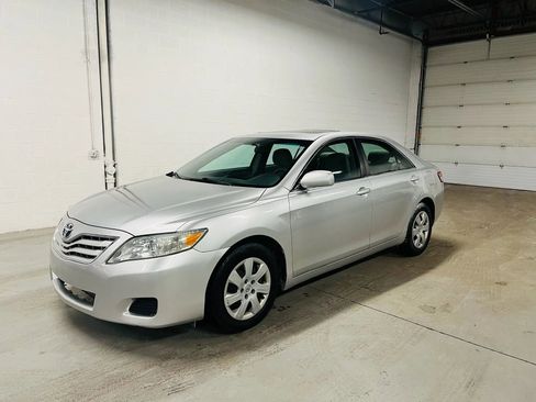 Used 2010 Toyota Camry LE image 2