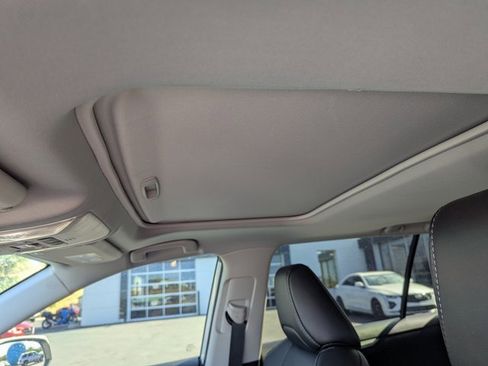 Used 2022 Toyota RAV4 XLE Premium image 27