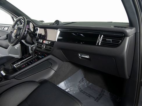 Certified 2026 Porsche Macan AWD/4WD image 34