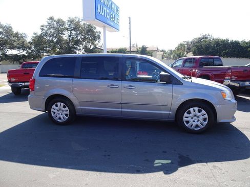 Used 2013 Dodge Grand Caravan SE image 2