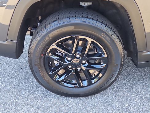 Used 2025 Jeep Grand Cherokee Laredo X image 9