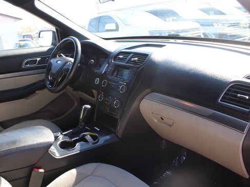 Used 2018 Ford Explorer XLT AWD/4WD image 10