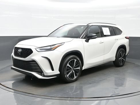 Used 2021 Toyota Highlander XSE AWD/4WD image 2