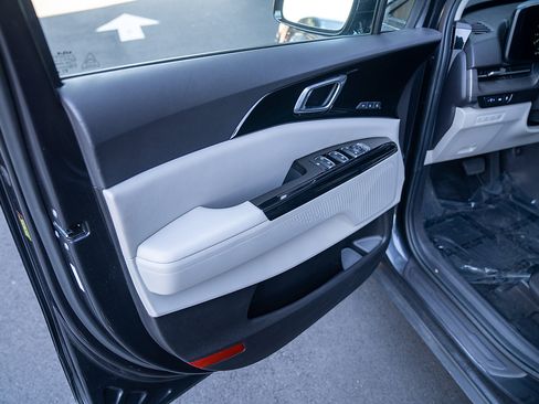 Used 2023 Kia Carnival SX image 15