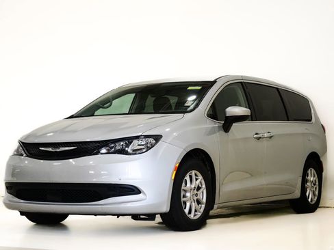 Used 2023 Chrysler Voyager LX image 3