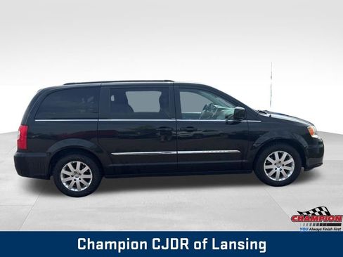 Used 2014 Chrysler Town & Country Touring FWD image 9
