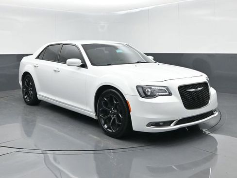 Used 2017 Chrysler 300 S image 2