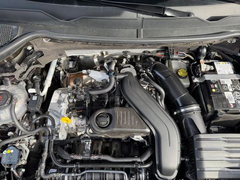 Used 2025 Volkswagen Taos SE image 32