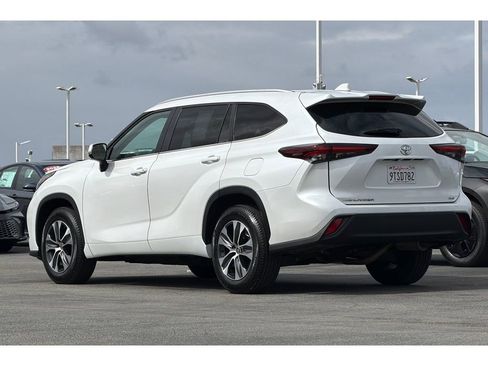 Certified 2025 Toyota Highlander XLE FWD image 6