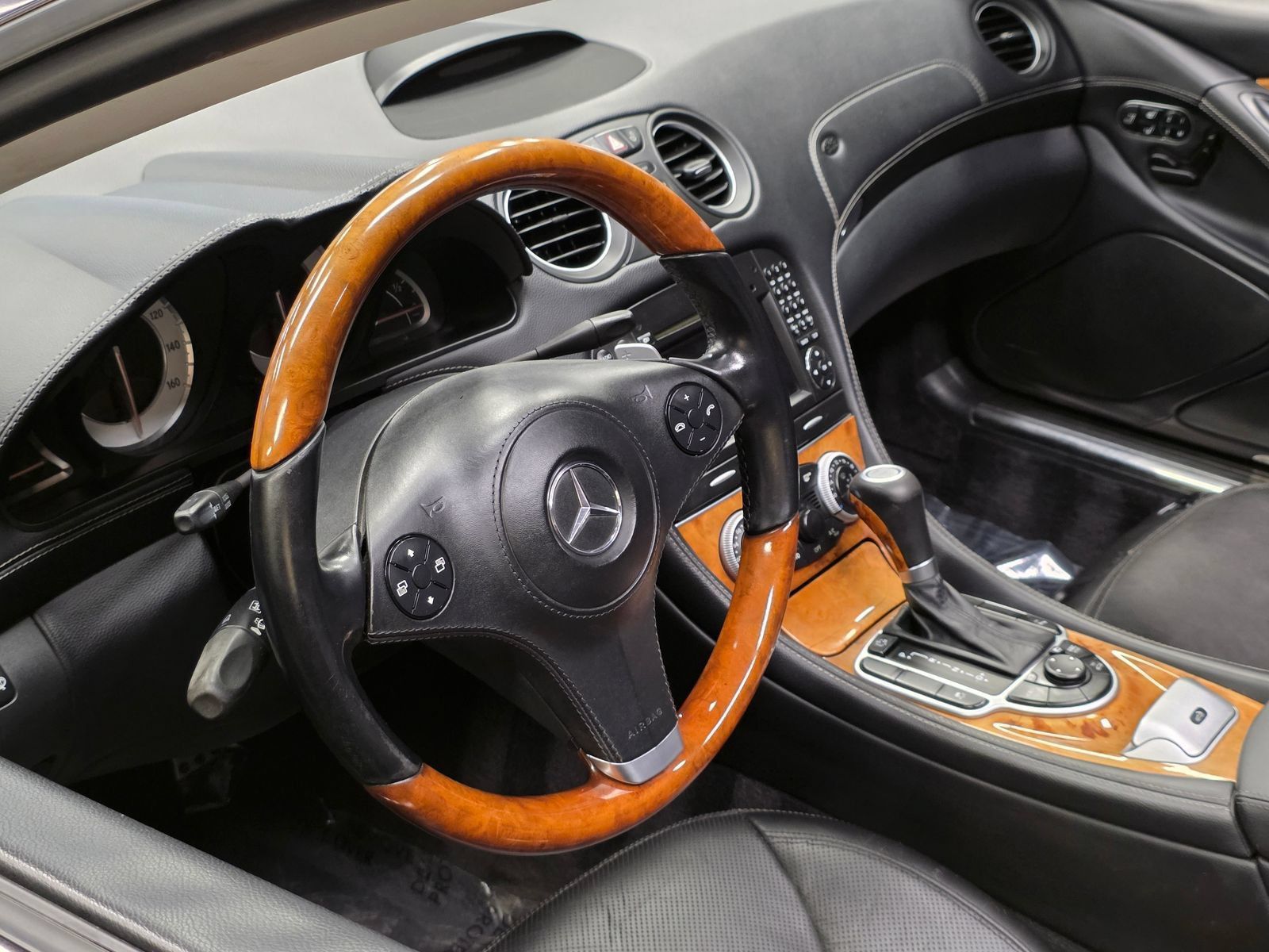 Used 2011 Mercedes-Benz SL 550 image 23