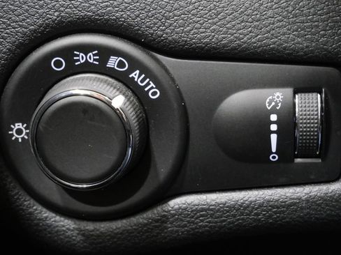 Used 2020 Jeep Cherokee Latitude w/ Cold Weather Group AWD/4WD image 14