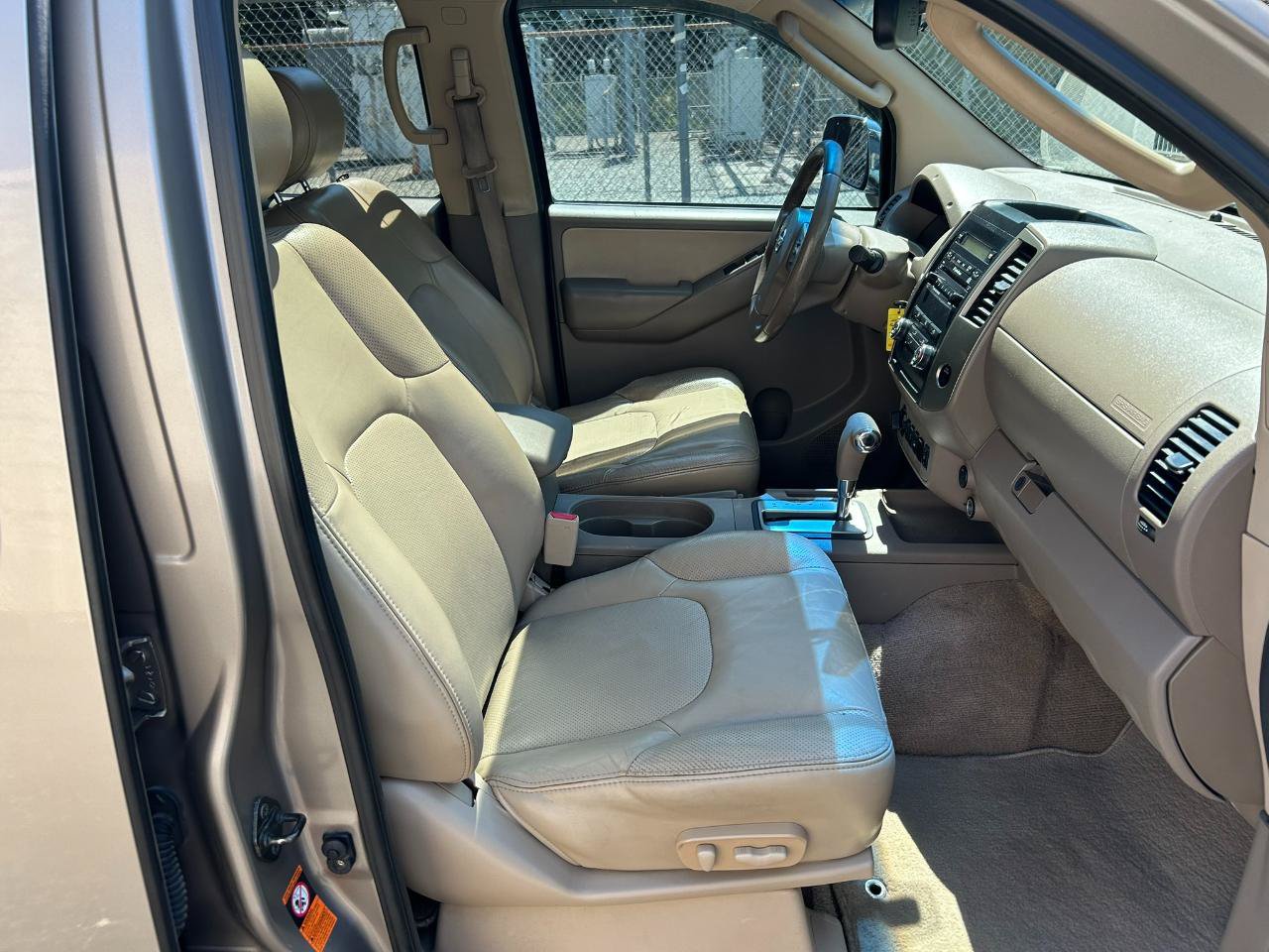 Used 2009 Nissan Frontier LE w/ LE Value Truck Pkg AWD/4WD image 17