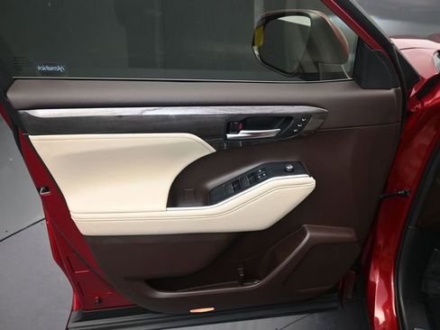 Used 2020 Toyota Highlander Limited FWD image 11
