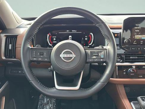 Used 2025 Nissan Pathfinder Platinum image 13